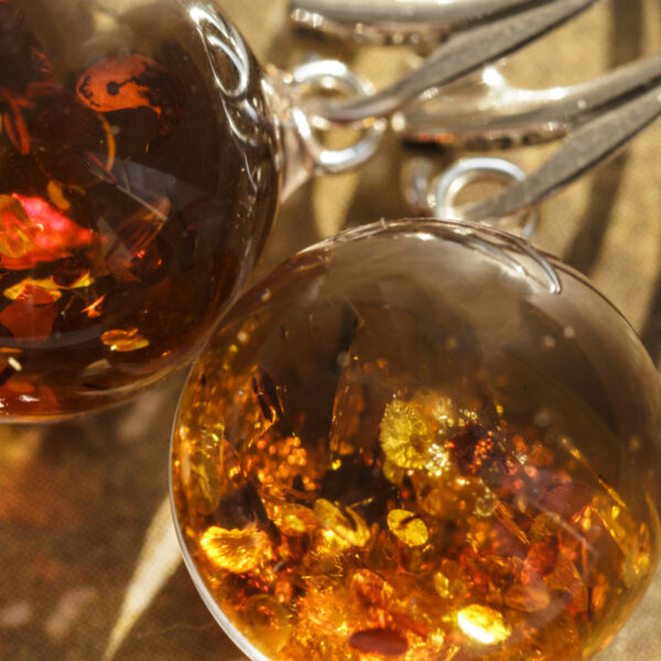 Kolczyki z drobinkami bursztynu bigiel angielski