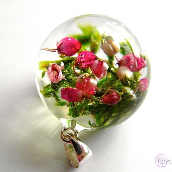 Artystyczny wisiorek od Rose Belle z wrzosem